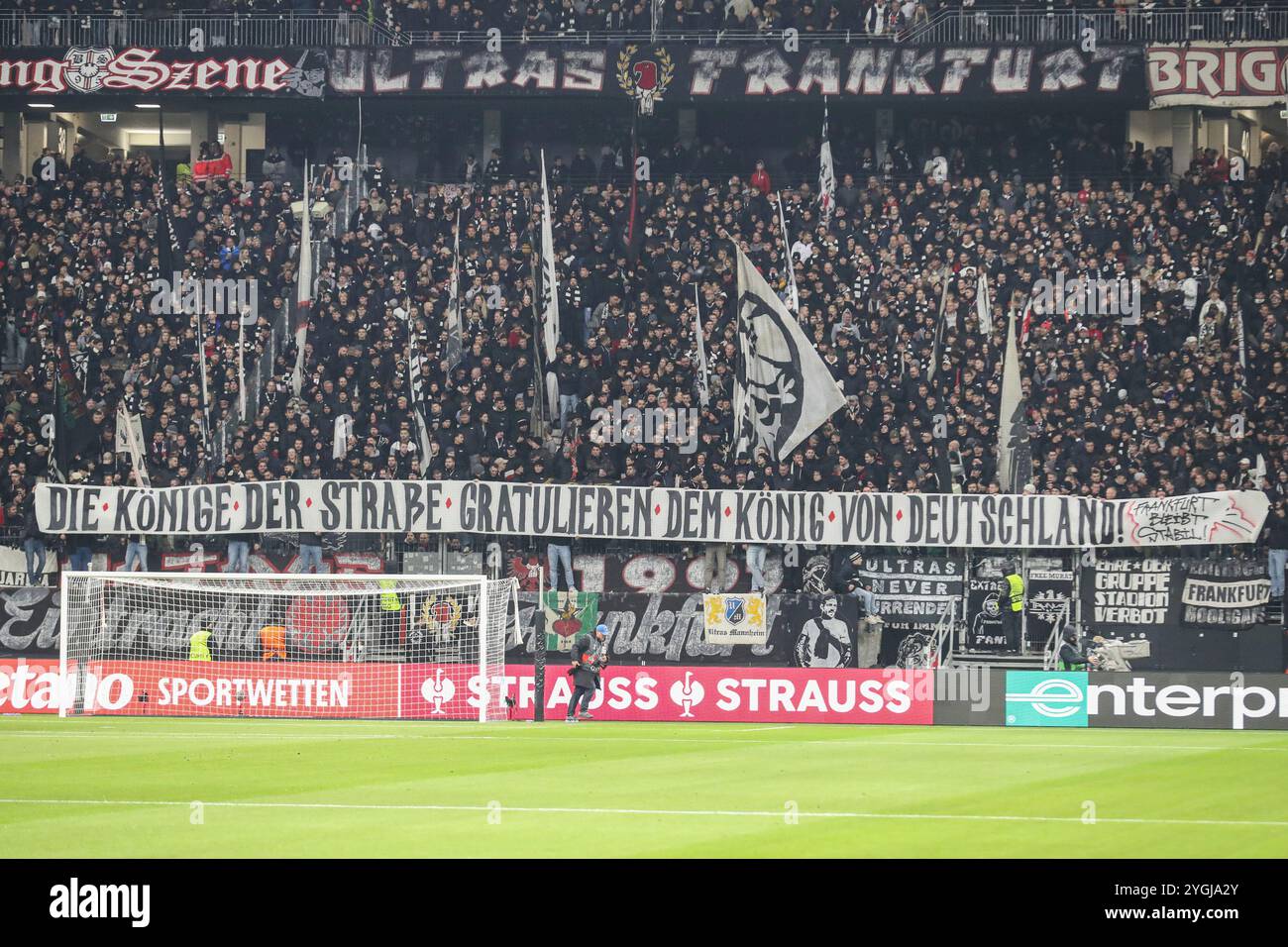 Frankfurt, Deutschland. November 2024. UEFA Europa League - Eintracht Frankfurt - SK Slavia Prag am 07.11.2024 im Deutsche Bank Park in Frankfurt die Fans von Eintracht Frankfurt in der Nordwestkurve mit einem Spruchband/Banner/Transparent für Christian Eckerlin Foto: Osnapix Credit: dpa/Alamy Live News Stockfoto