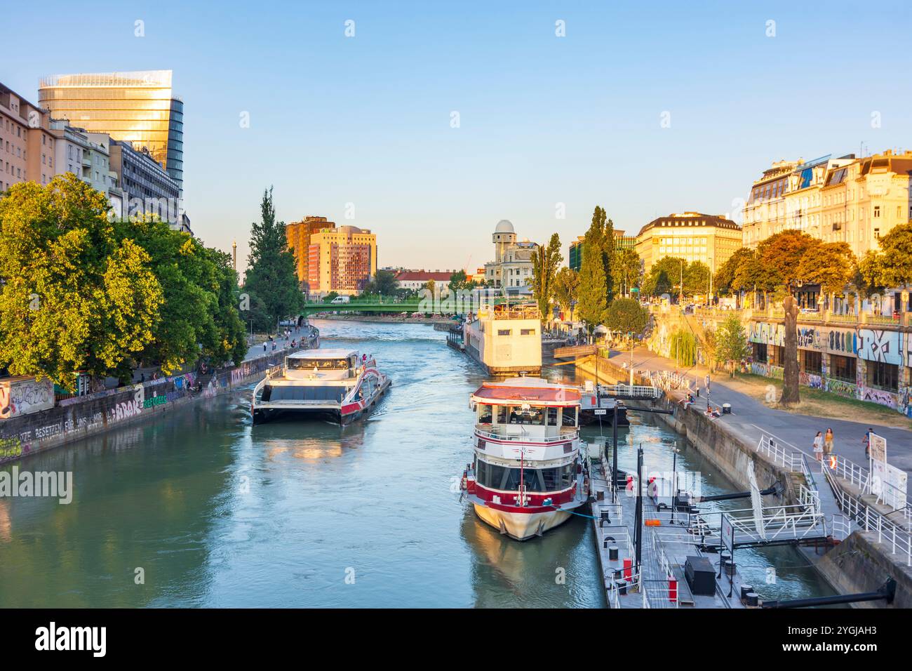 Wien, Donaukanal, Blick auf Urania, Ankunft Twin City Liner Schiff in 01. Altstadt, Österreich Stockfoto