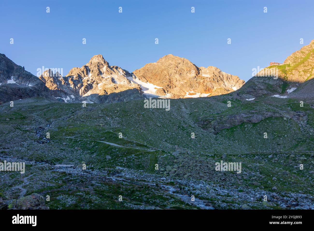 Silvretta Alpen, Saarbrücker Hütte, Gipfel Großlitzner (links), großes Seehorn (Mitte), Silvretta Alpen, erstes Tageslicht in Montafon, Vorar Stockfoto