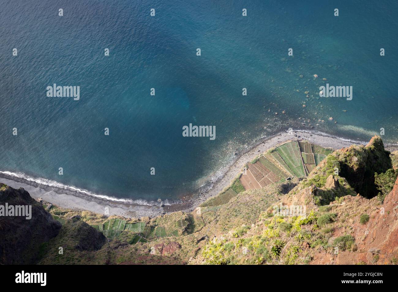 Blick auf das Meer von einer sehr hohen Klippe, Madeira, Portugal. Stockfoto