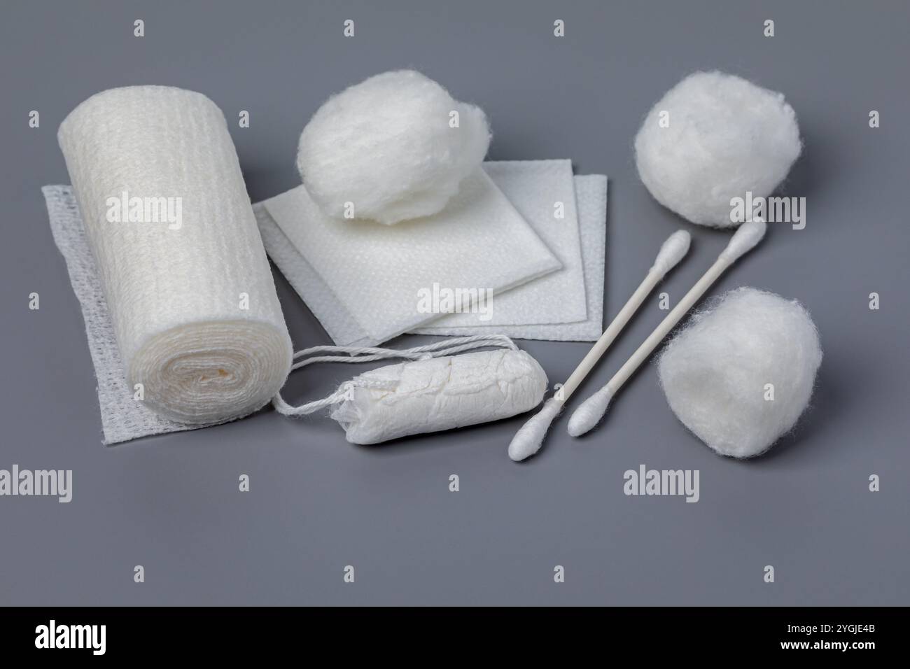 Wattebausch, Wattestäbchen, Tampon und Mullverband. Baumwollerzeugnisse, Industrie und Versorgungskonzept. Stockfoto