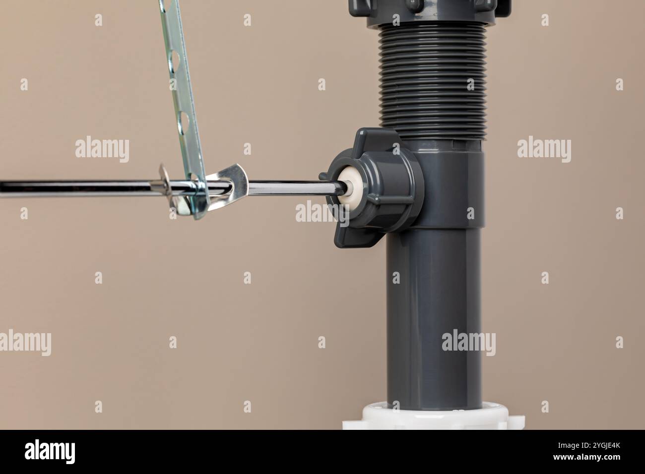 Ablassstopfen für Waschbecken. Installations-, Wartungs- und Reparaturkonzept. Stockfoto