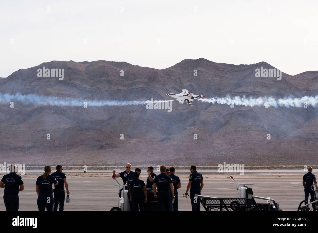 Die Thunderbirds führen eine Routine während einer Bewachungsparty zum Saisonende am 5. November 2024 auf der Nellis Air Force Base in Nevada aus. Nellis veranstaltet eine Vielzahl von Veranstaltungen, um Gemeindeleiter über seine Mission zu informieren und engere Verbindungen in der lokalen Gemeinschaft aufzubauen. (Foto der U.S. Air Force von Senior Airman Jordan McCoy) Stockfoto