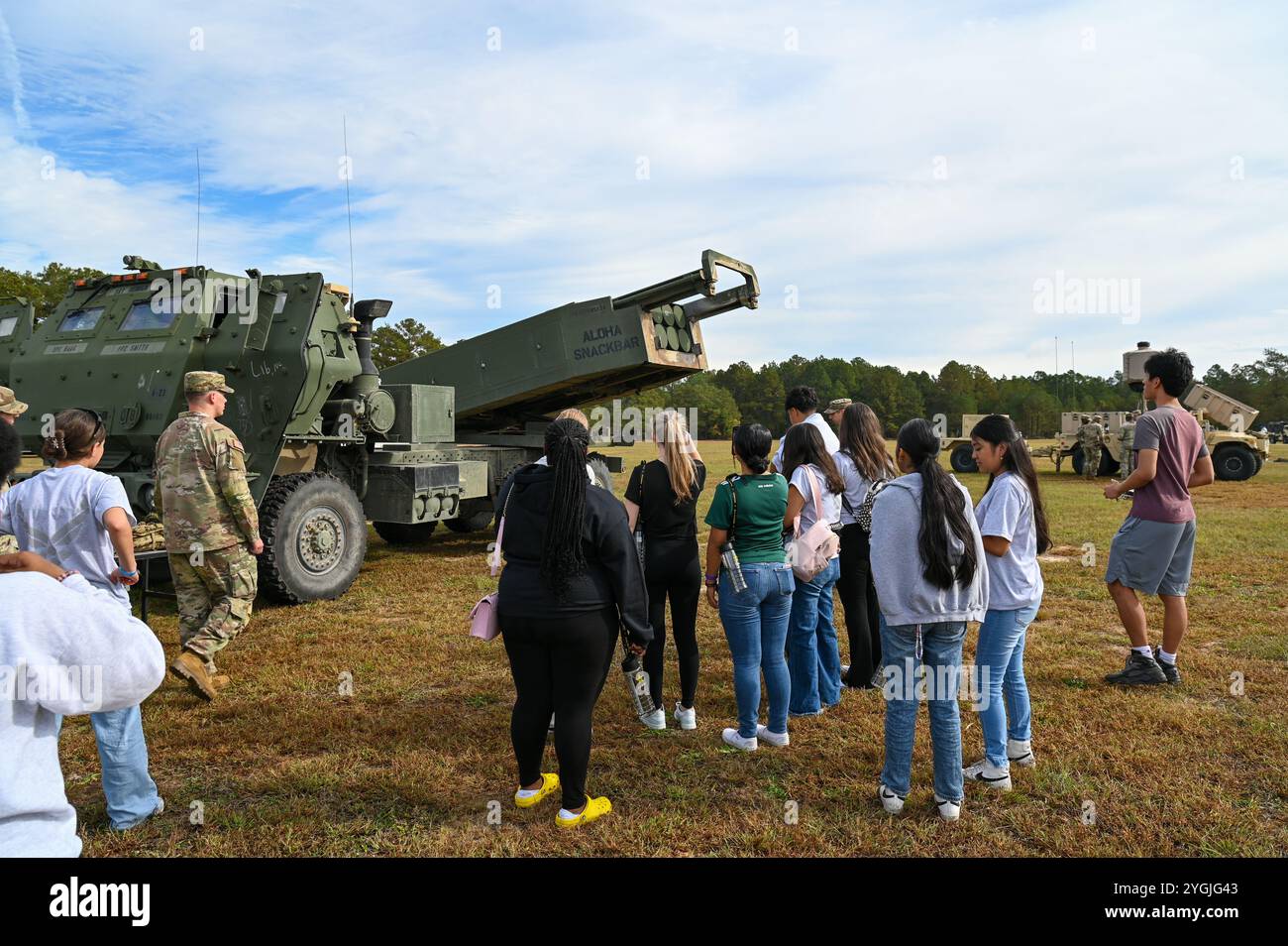 Soldaten der US-Armee mit der 18th Field Artillery Brigade erklären Schülern, wie das High Mobility Artillery Rocket System am 7. November 2024 in Fort Liberty, North Carolina funktioniert. Dies war Teil des Meet Your Army Day, einer Veranstaltung, die Studenten aus dem ganzen Bundesstaat nach Fort Liberty bringt, um ihnen ein tieferes Verständnis für das Leben der Armee und mögliche Karrierewege zu vermitteln. (Foto der US-Armee von Sgt. Jazzmin Spanien) Stockfoto