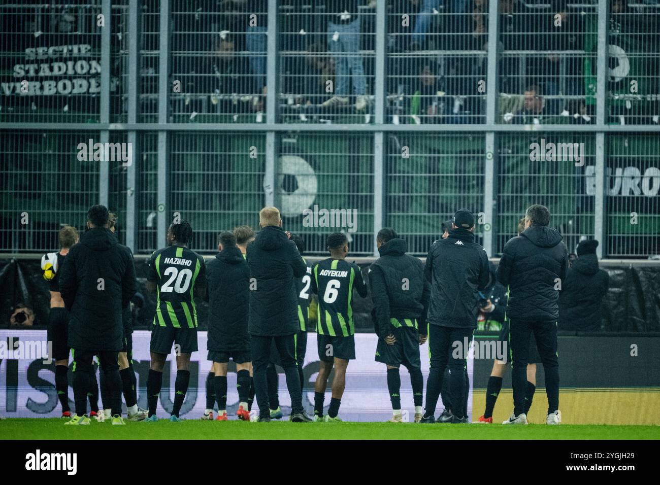 Linz, Österreich. November 2024. Die Spieler von Cercle werden nach einem Fußballspiel zwischen dem österreichischen Team LASK Linz und dem belgischen Team Cercle Brugge KV am Donnerstag, den 7. November 2024 in Linz, Österreich, am dritten Tag des UEFA Conference League Turniers dargestellt. BELGA FOTO JASPER JACOBS Credit: Belga News Agency/Alamy Live News Stockfoto