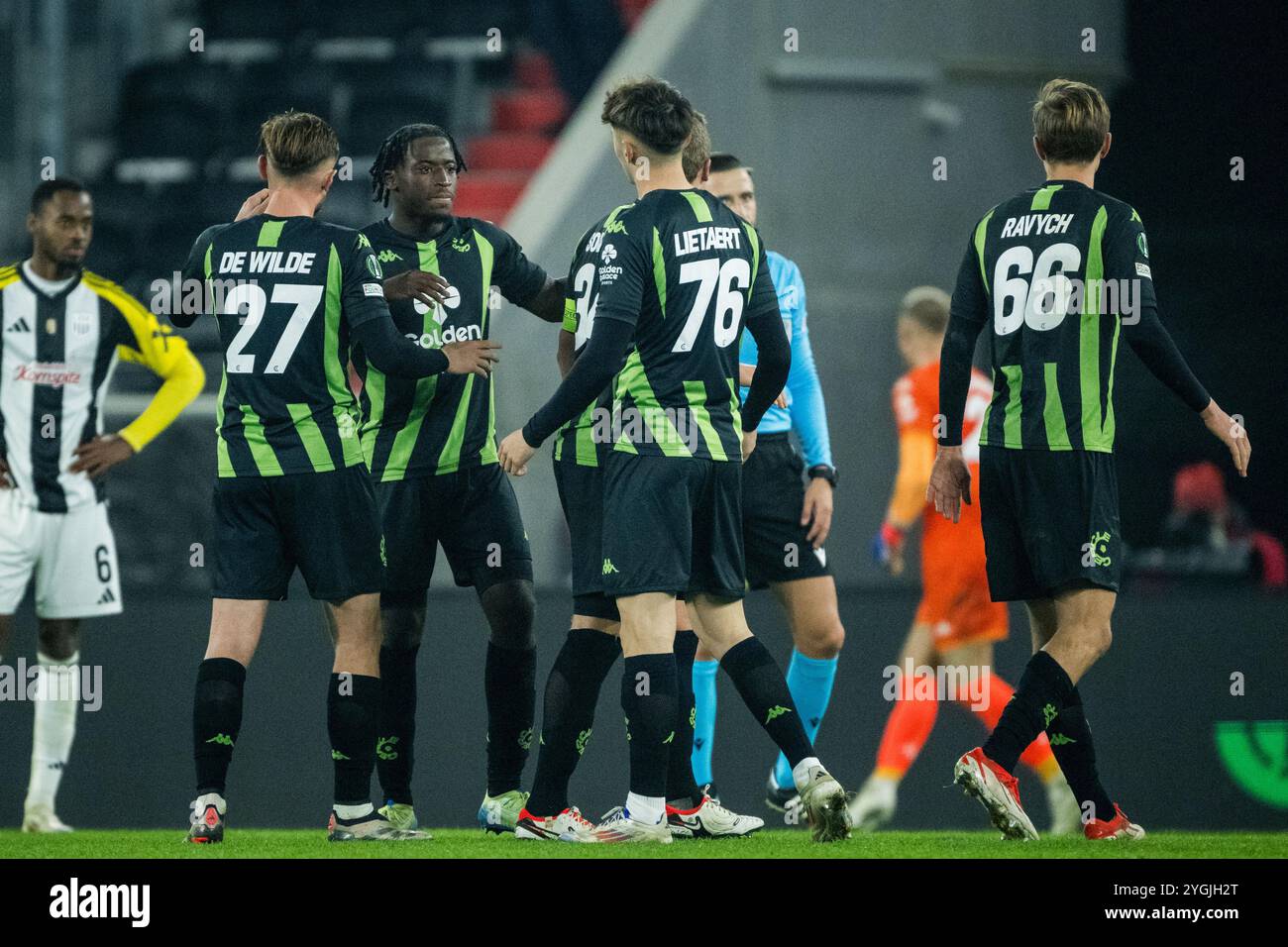 Linz, Österreich. November 2024. Die Spieler von Cercle werden nach einem Fußballspiel zwischen dem österreichischen Team LASK Linz und dem belgischen Team Cercle Brugge KV am Donnerstag, den 7. November 2024 in Linz, Österreich, am dritten Tag des UEFA Conference League Turniers dargestellt. BELGA FOTO JASPER JACOBS Credit: Belga News Agency/Alamy Live News Stockfoto