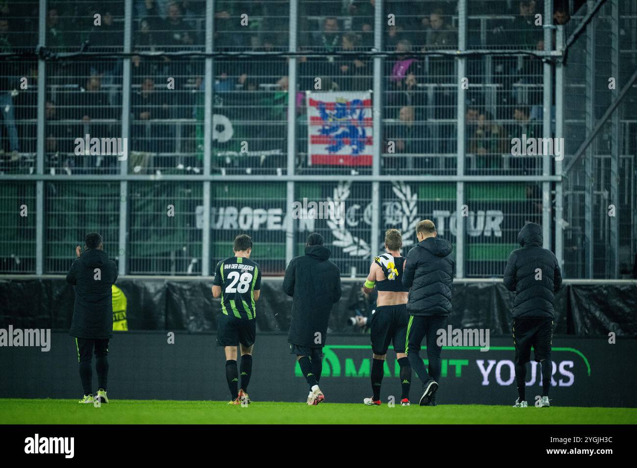 Linz, Österreich. November 2024. Die Spieler von Cercle werden nach einem Fußballspiel zwischen dem österreichischen Team LASK Linz und dem belgischen Team Cercle Brugge KV am Donnerstag, den 7. November 2024 in Linz, Österreich, am dritten Tag des UEFA Conference League Turniers dargestellt. BELGA FOTO JASPER JACOBS Credit: Belga News Agency/Alamy Live News Stockfoto