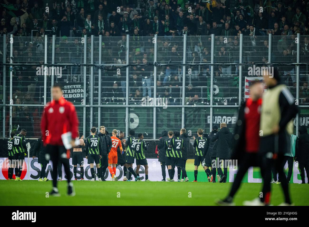 Linz, Österreich. November 2024. Die Spieler von Cercle werden nach einem Fußballspiel zwischen dem österreichischen Team LASK Linz und dem belgischen Team Cercle Brugge KV am Donnerstag, den 7. November 2024 in Linz, Österreich, am dritten Tag des UEFA Conference League Turniers dargestellt. BELGA FOTO JASPER JACOBS Credit: Belga News Agency/Alamy Live News Stockfoto