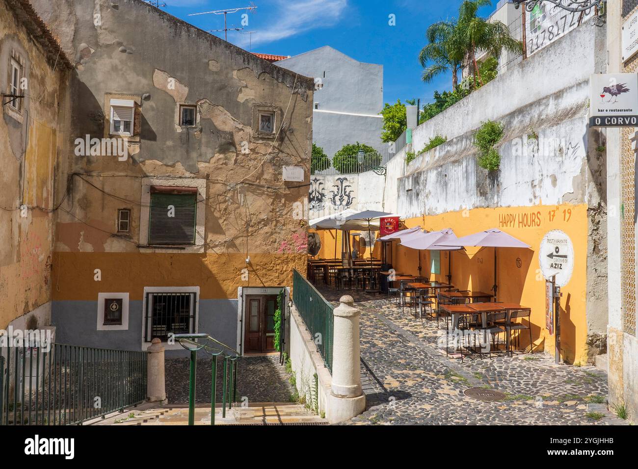 Straßenszene im Viertel Santa Maria Maior, Lissabon, Portugal Stockfoto