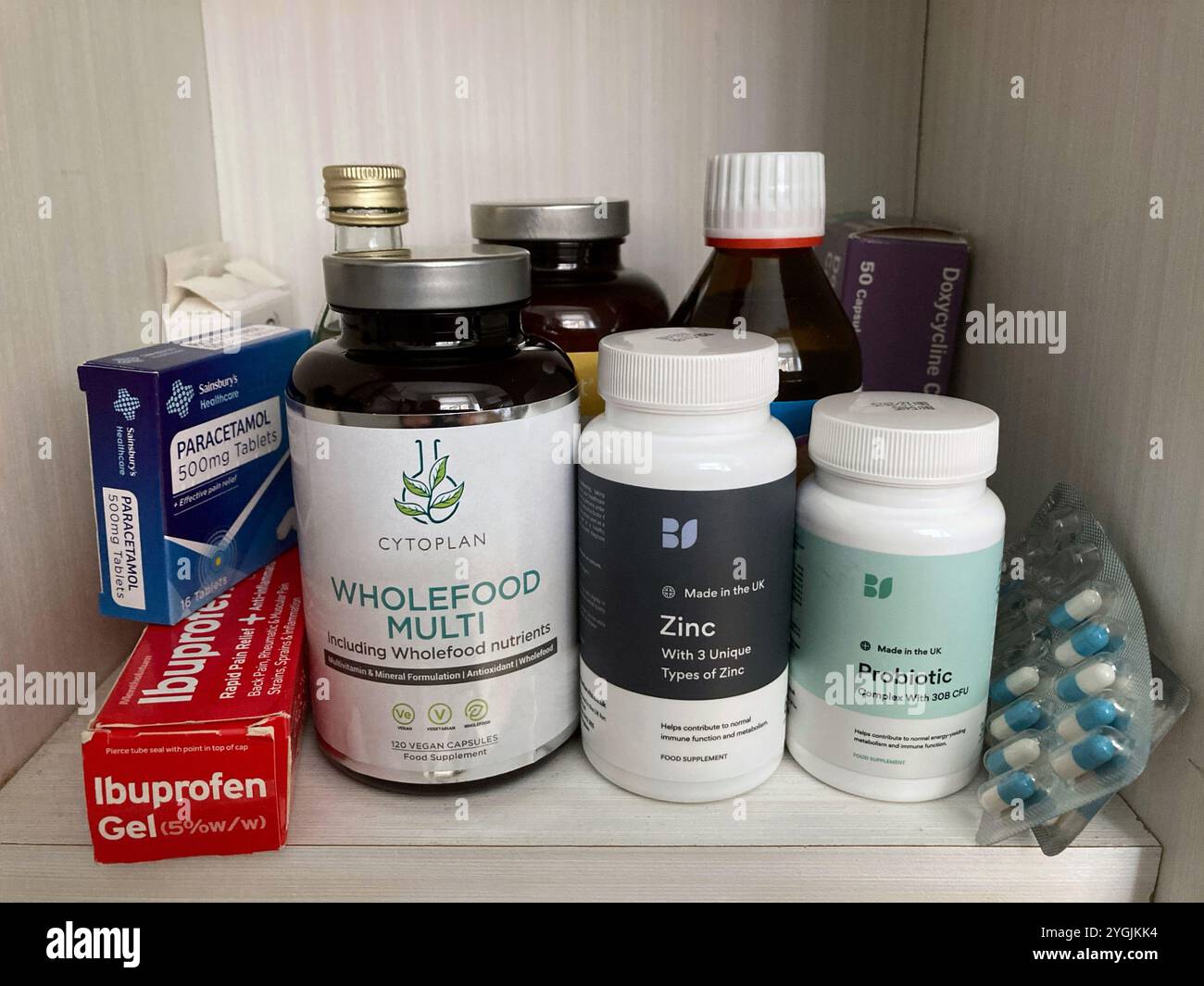Cytoplan Multivitamine, Bettervits Zink Vitamin, Bettervits Probiotics, Paracetamol, Ibuprofen Gel - Smartphone-aufgenommenes Stockfoto