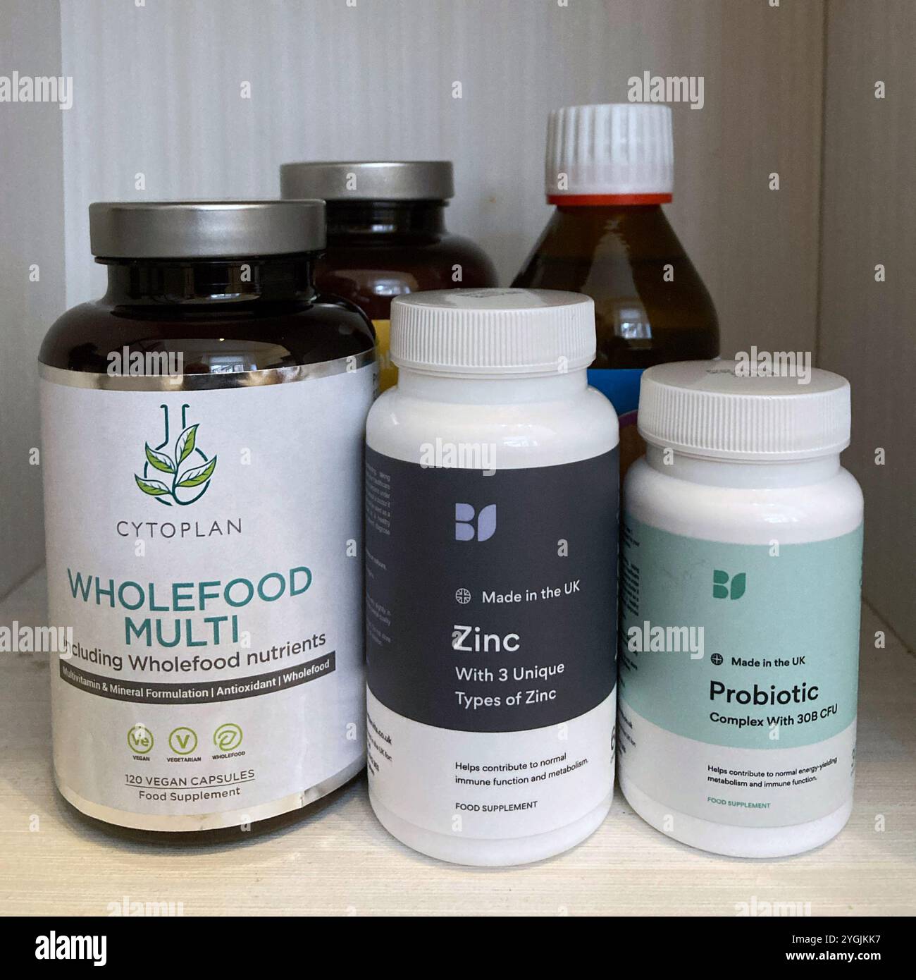 Multivitamine, Zinkvitamin und Probiotika - Smartphone-aufgenommenes Stockfoto