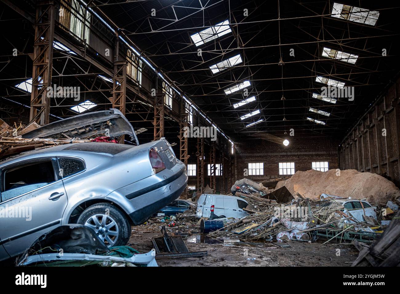 Innenraum einer Fabrik. Auswirkungen der DANA-Überschwemmungen vom 29. Oktober 2024 in der Alicante-Straße 19, Sedavi, Comunidad de Valencia, Spanien Stockfoto