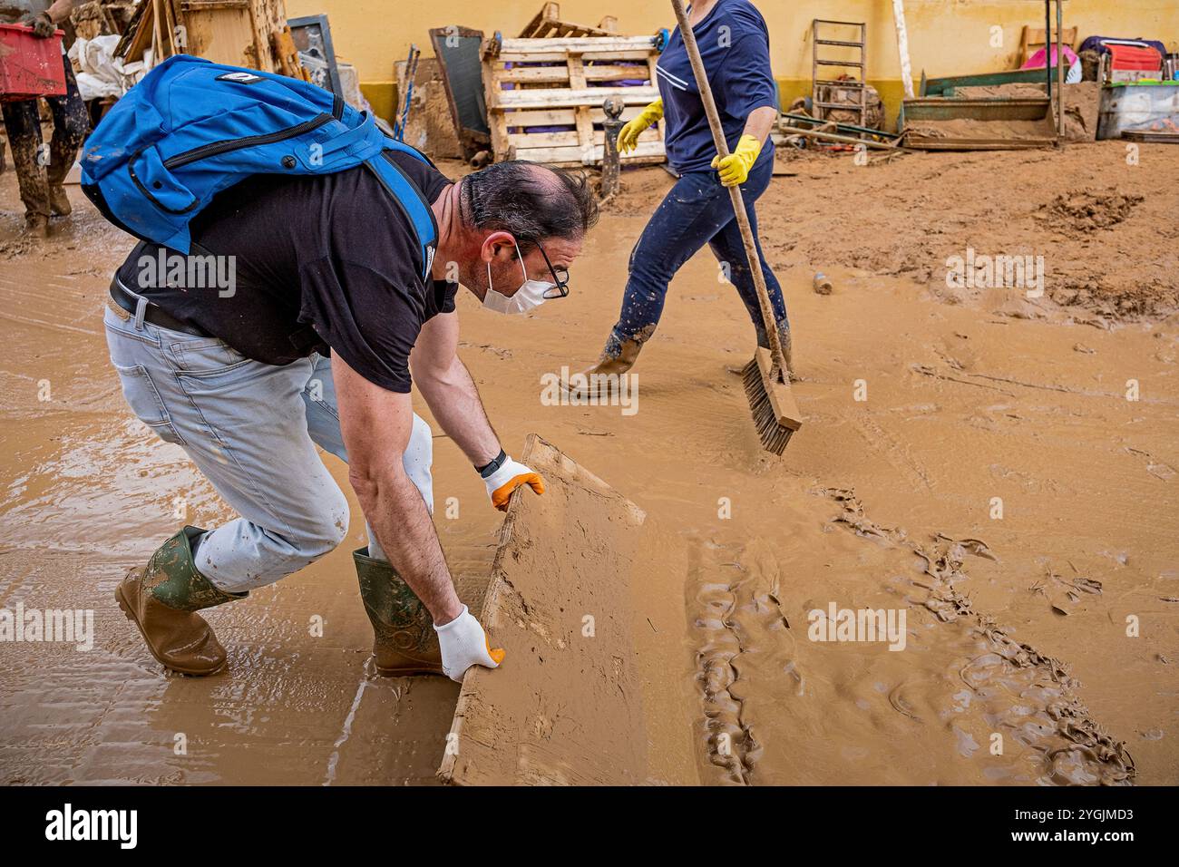 Leute reinigen. Auswirkungen der DANA-Überschwemmungen vom 29. Oktober 2024, Pelayo Street, Paiporta, Comunidad de Valencia, Spanien Stockfoto