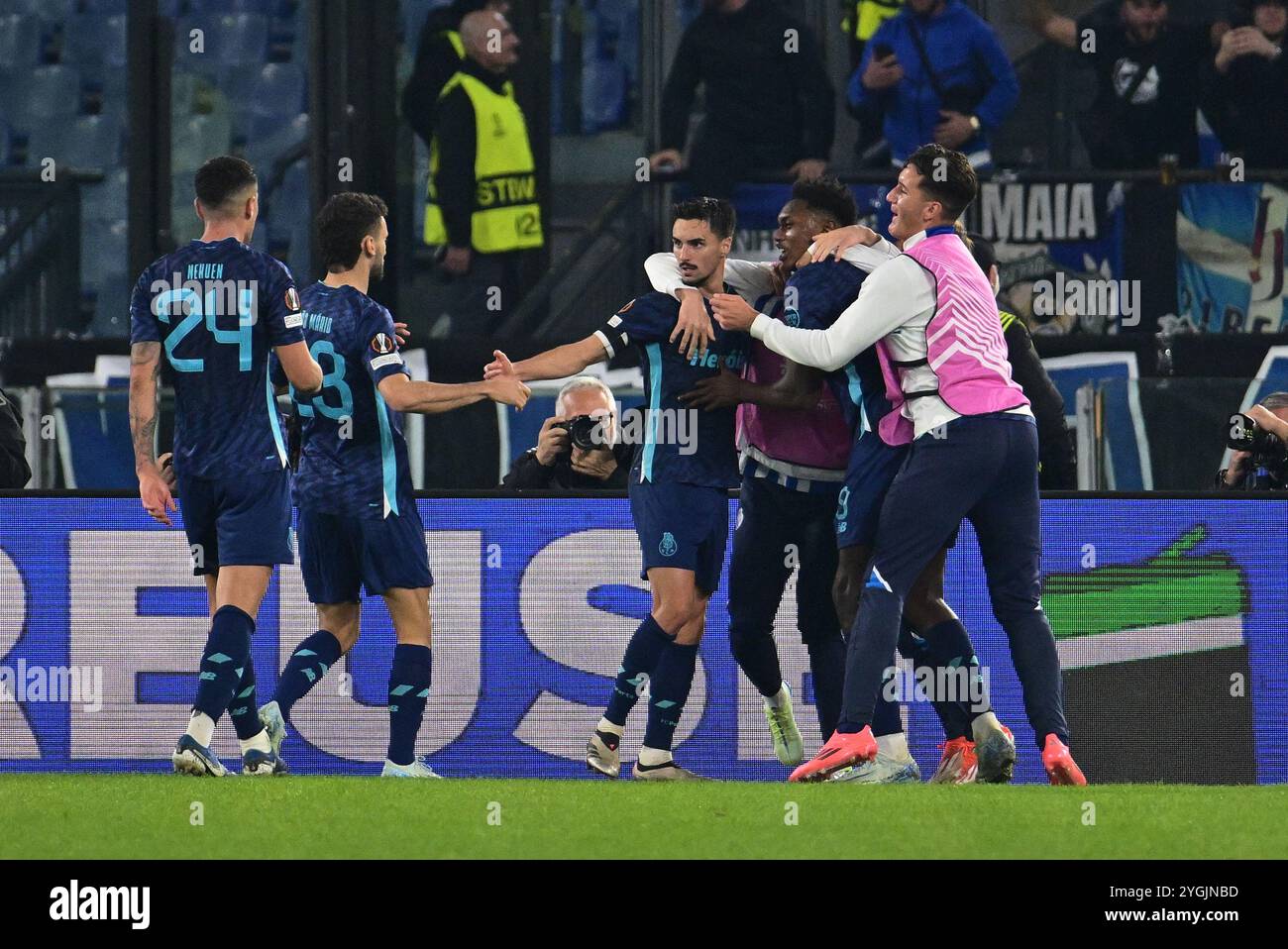 Rom, Italien. November 2024. Stephen Eustáquio vom FC Porto feiert mit seinen Teamkollegen, nachdem er am 7. November 2024 im Stadio Olimpico in Rom einen Treffer im UEFA Europa League 2024/25 League Phase MD4-Spiel zwischen SS Lazio und FC Porto erzielte Stockfoto