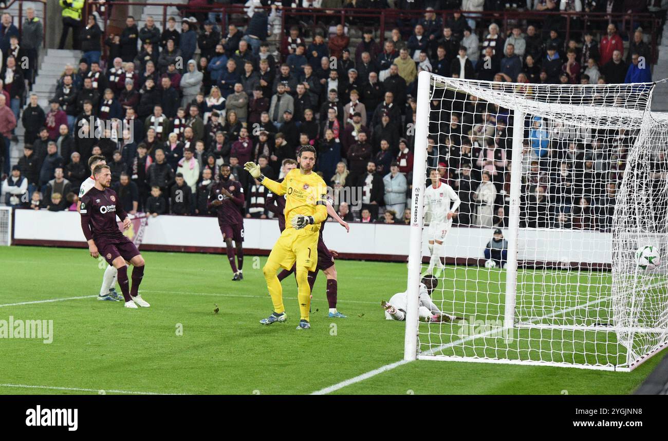 Tynecastle Park Edinburgh Schottland Großbritannien 7. November 24 UEFA Conference League Match Hearts vs Heidenheim Sirlord Conteh vom FC Heidenheimh führt Heimtortorschuss gegen Hearts Stockfoto