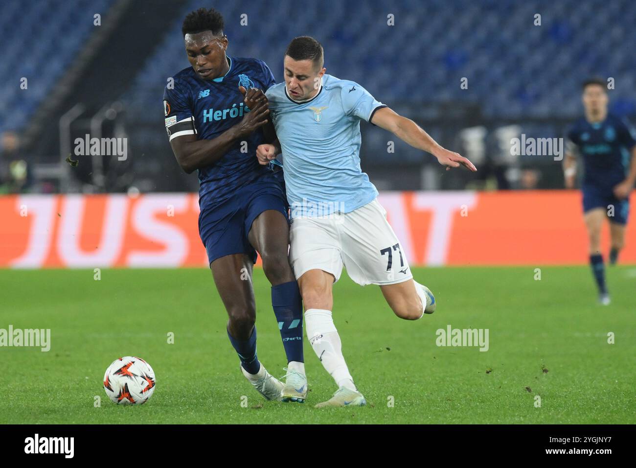 Roma, Italien, 07. November 2024 Adam Marusic von SS Lazio tritt in der UEFA Europa League zwischen SS Lazio und FC Porto gegen Samu Omorodion um den Ball an Stockfoto