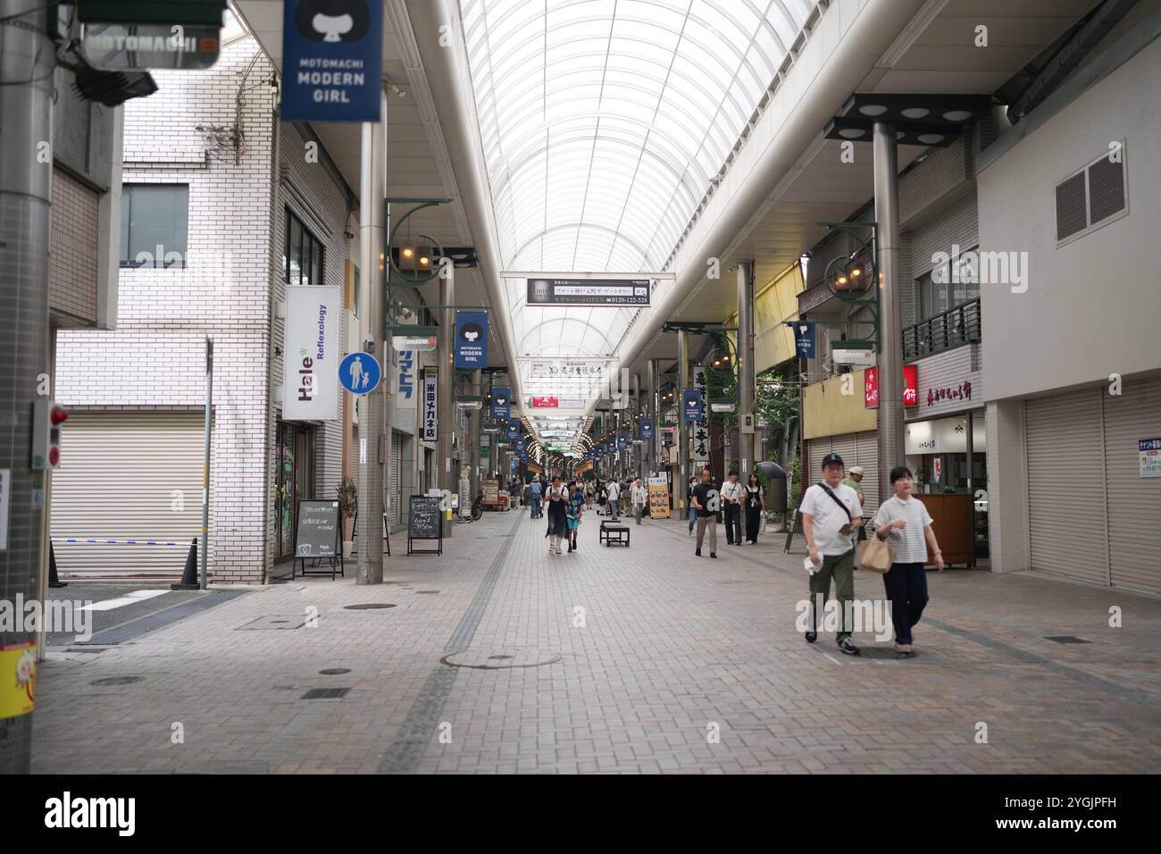 Schauplatz der Bauarbeiten und Menschenmassen vor dem Bahnhof Sannomiya in Sannomiya, Stadt Kobe, Präfektur Hyogo, Japan, während des Sommers 2024 in Obon. Stockfoto