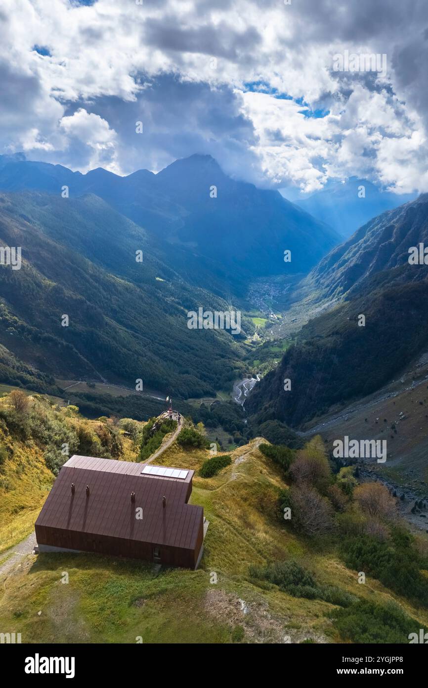 Blick aus der Vogelperspektive auf die Herberge in Curò in Richtung Valbondione-Tal. Valbondione, Seriana Valley, Lombardei, Provinz Bergamo, Italien Stockfoto