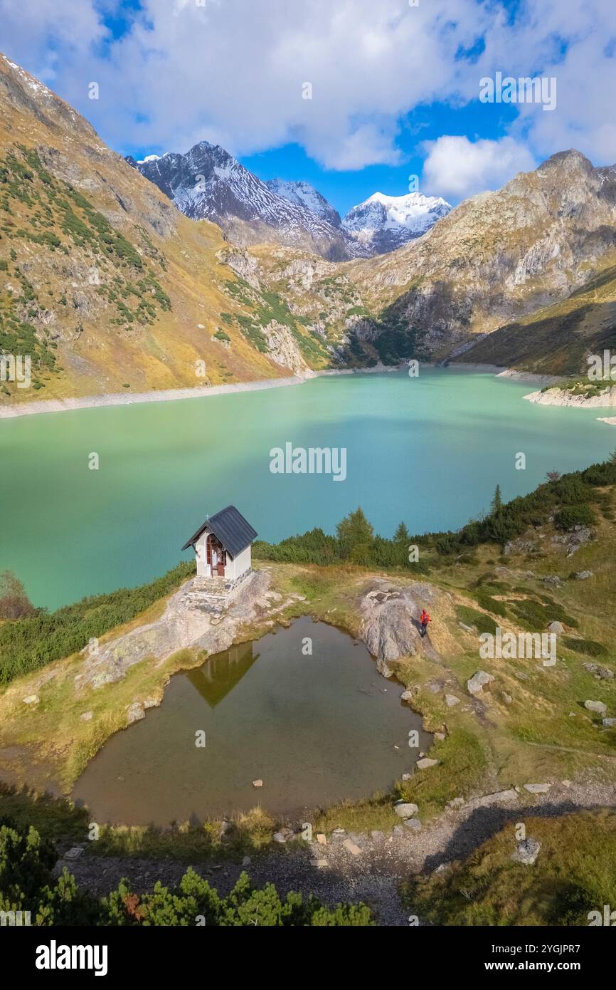 Aus der Vogelperspektive auf den künstlichen Barbellino-See und eine kleine Kapelle. Valbondione, Seriana Valley, Lombardei, Provinz Bergamo, Italien Stockfoto