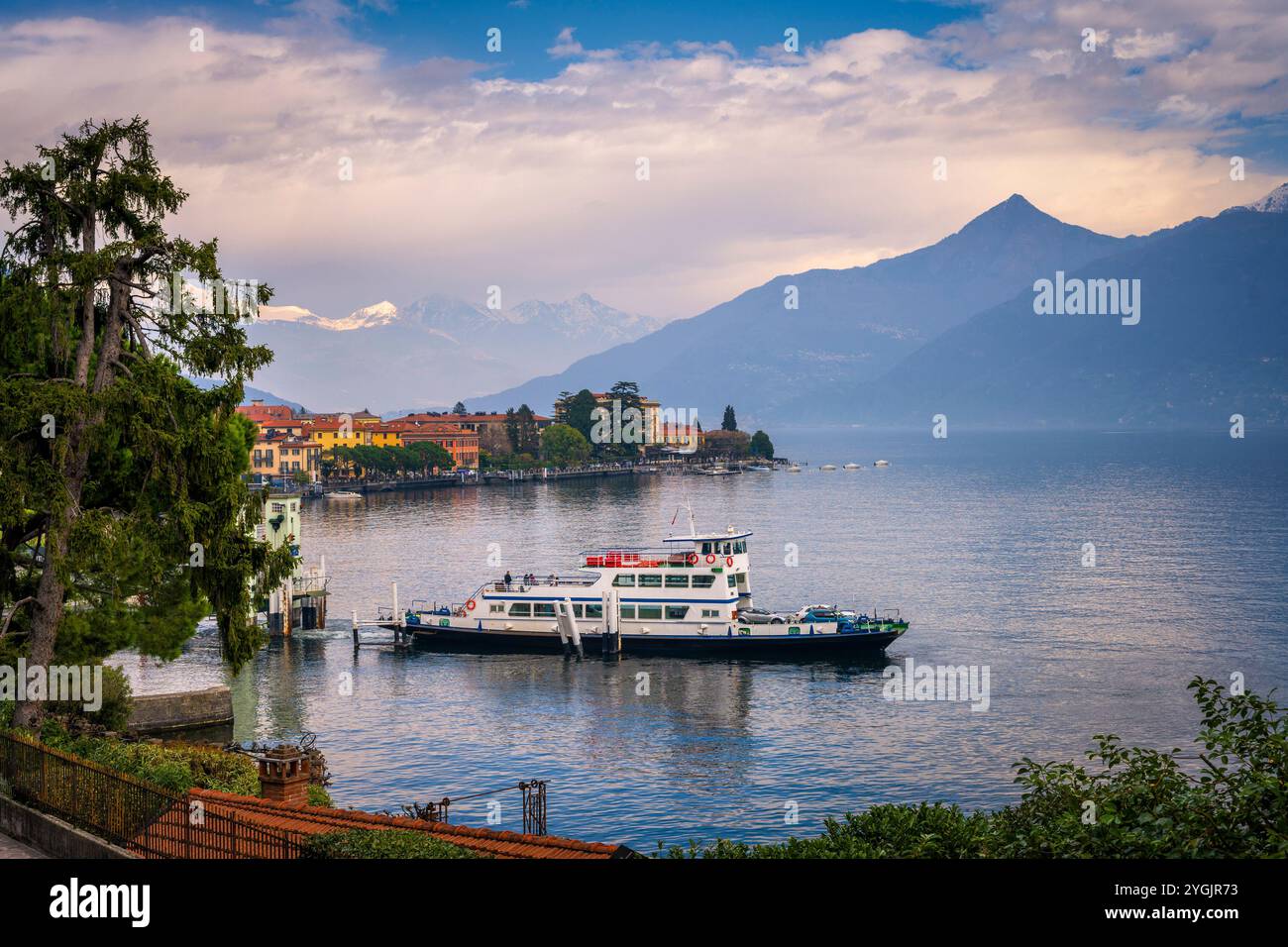 Fähre auf dem Comer See, Italien mit schneebedeckten Bergen im Hintergrund Stockfoto