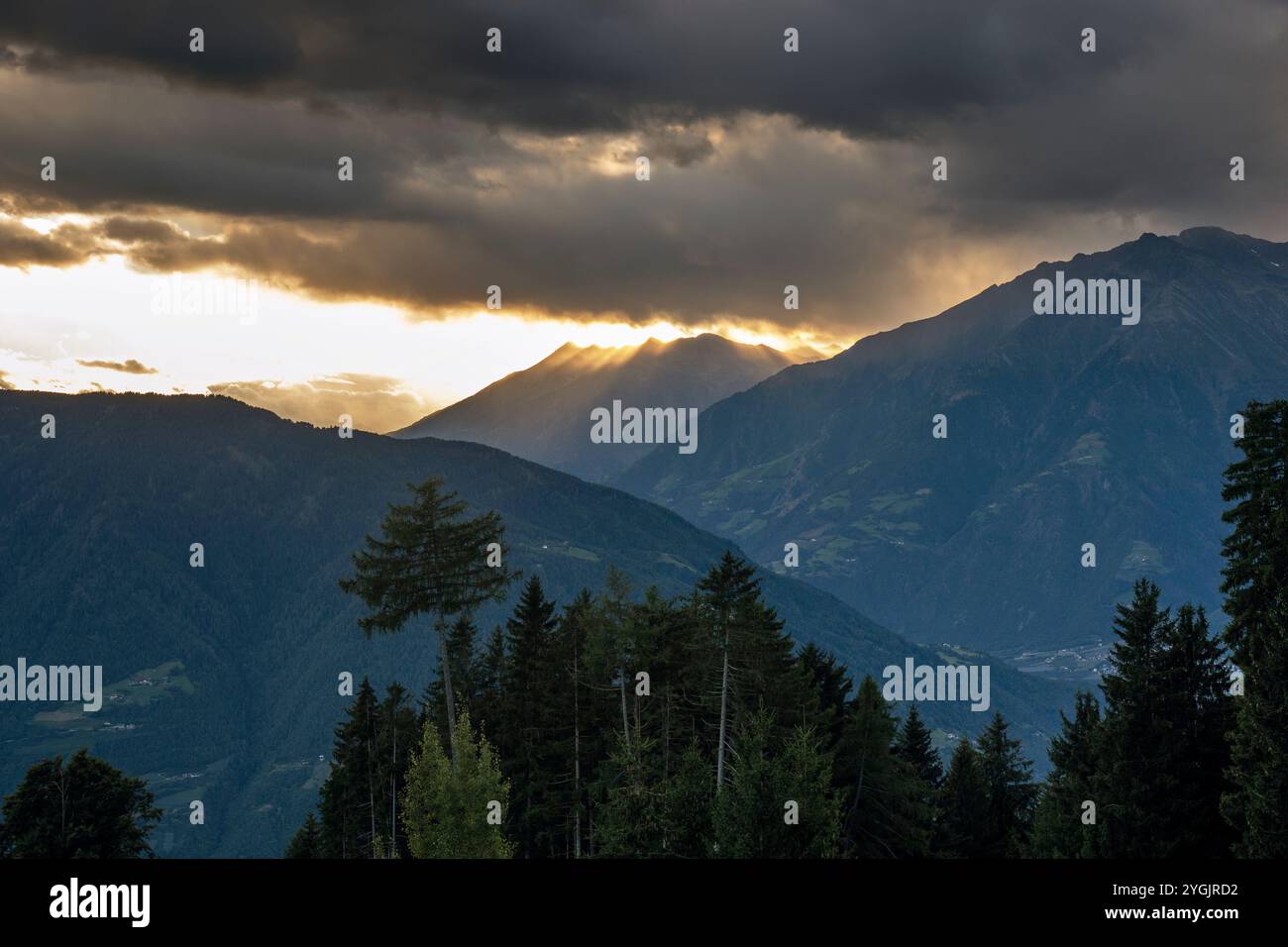 Sonnenuntergang über den Ötztaler Alpen bei Meran Stockfoto