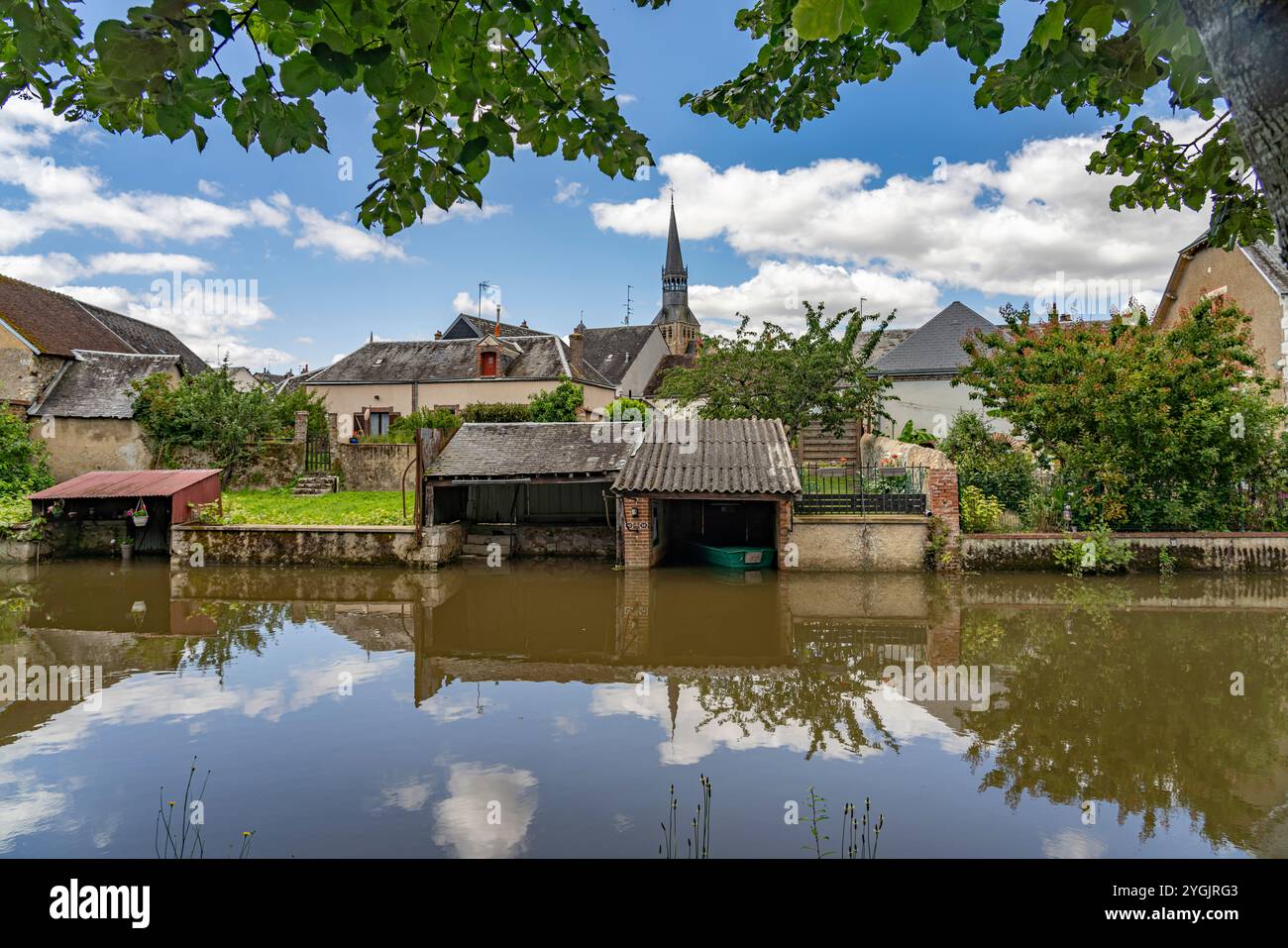 Graben in der Altstadt von Bonneval, Centre-Val de Loire, Frankreich, Europa Stockfoto