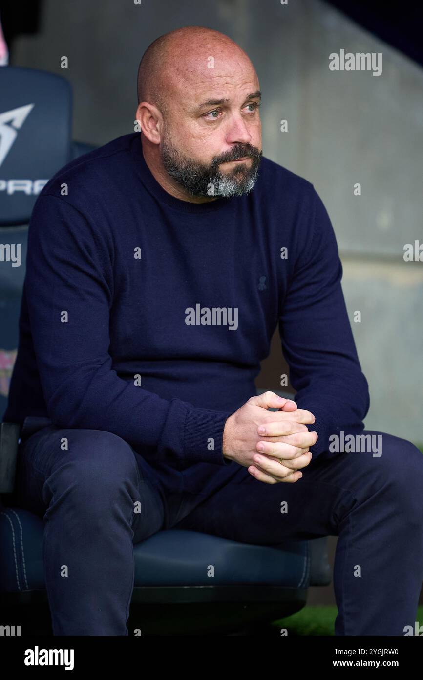 ARCELONA, SPANIEN – 03. NOVEMBER: Manolo Gonzalez, Manager von RCD Espanyol während des LaLiga-Spiels zwischen FC Barcelona und RCD Esapnyol bei Estadi Olimpic Lluis Companys am 3. November 2024 in Barcelona. (Foto von QSP) Stockfoto