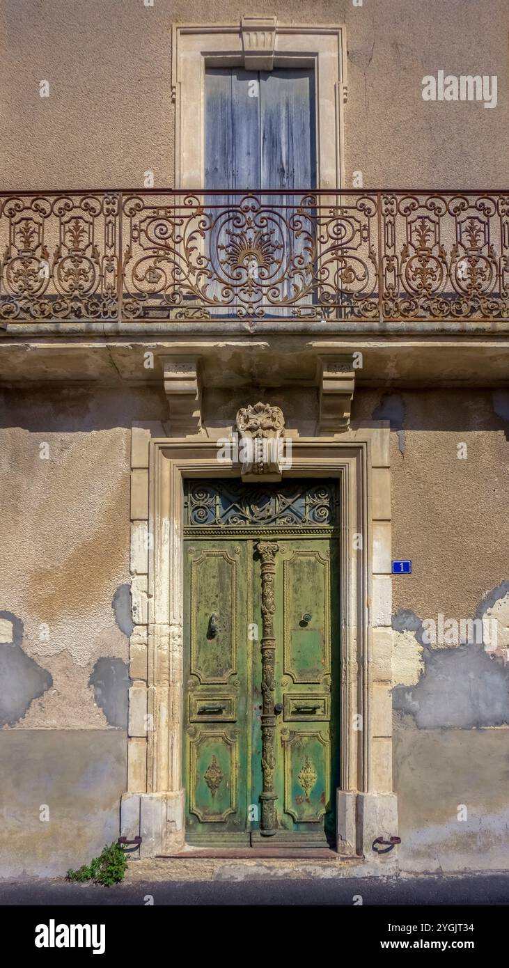 Eingangstür in Colombiers. Stockfoto