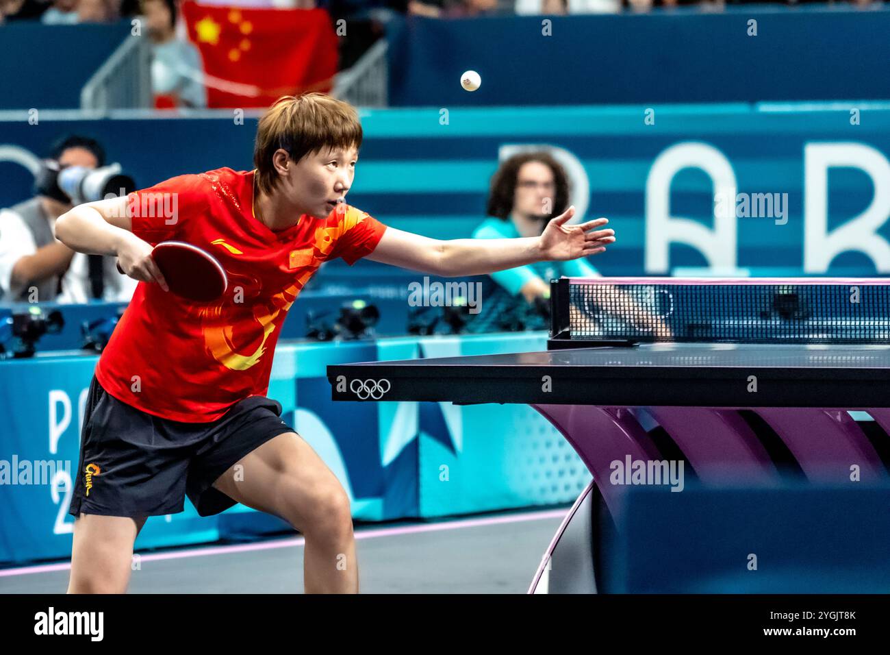 Tischtennis – Einzel-Spiel der Damenmannschaft mit Goldmedaille. Wang Manyu (CHN), Olympiasieger, gegen Miwa Harimoto (JPN) bei den Olympischen Sommerspielen 2024. Stockfoto