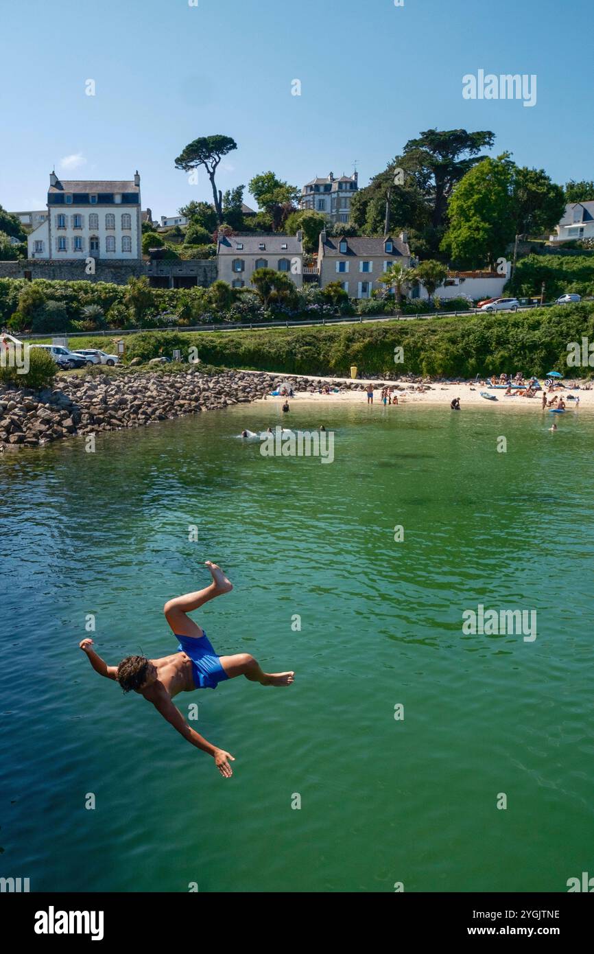 Schwimmspaß in Audierne, Teenager springt ins Wasser Stockfoto