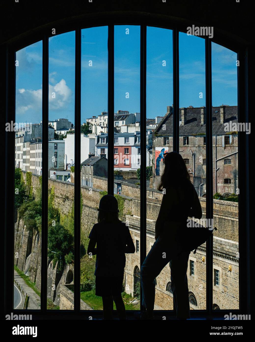 Blick auf Brest von einem verschlossenen Fenster aus Stockfoto