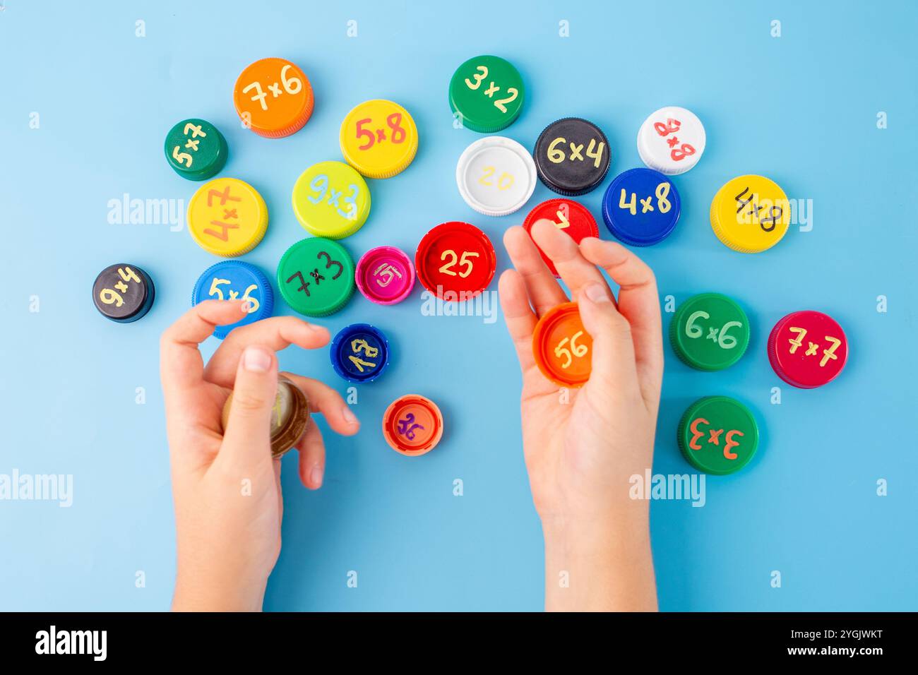 Üben Sie eine beliebige Kombination der Multiplikationstabellen, Plastikflaschenverschluss, hilfreich für Schüler in der Grund- und Mittelschule. Übung, oben V Stockfoto