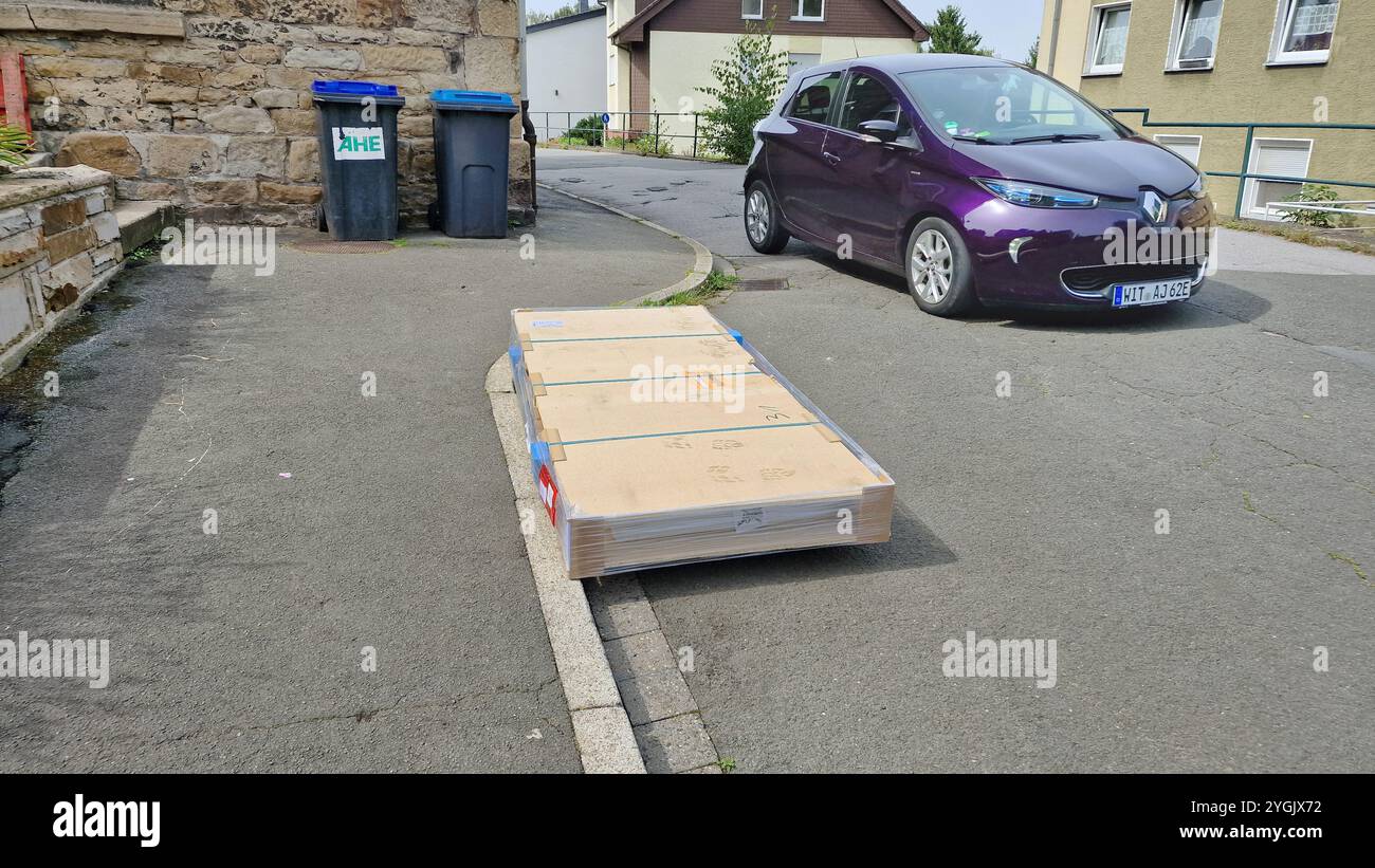 „Die Lieferung erfolgt frei an den Straßenrand“ die Bestellung wurde am Straßenrand abgegeben Stockfoto