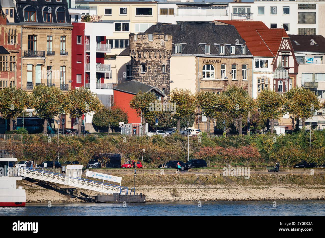 Köln, Deutschland 4. November 2024: Blick über den Rhein in die nördliche Kölner Altstadt mit einer typischen Mischung aus Mittelalter, Historiker und Moderne Stockfoto