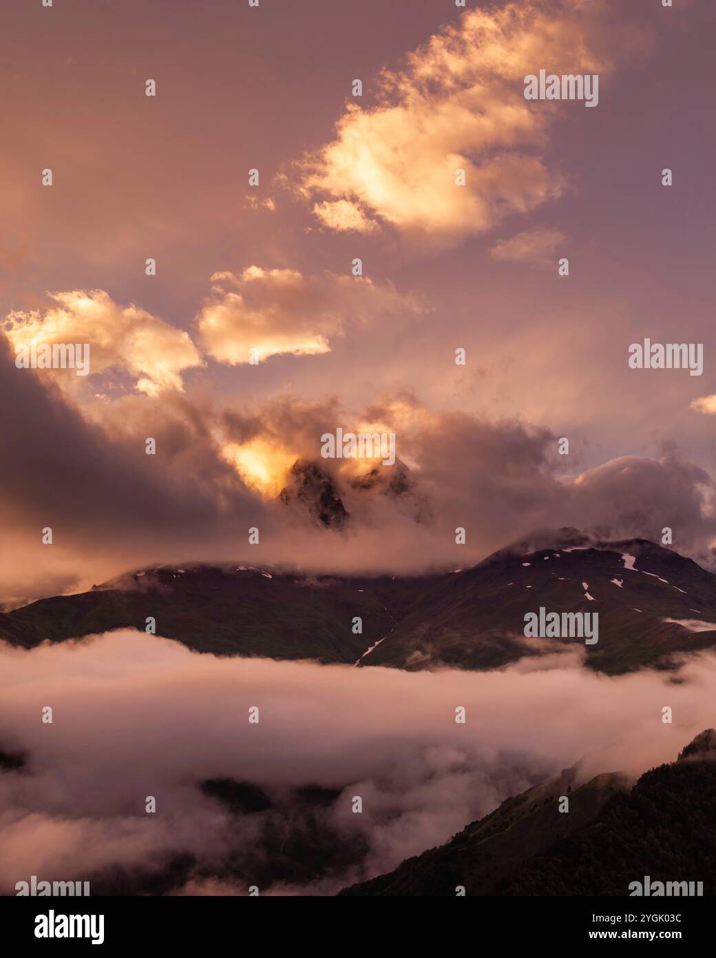 Bergpanorama in der Nähe von Ushguli, Mestia im Kaukasus, Georgien, Svaneti Region. Wandern und Trekking Domizile Stockfoto