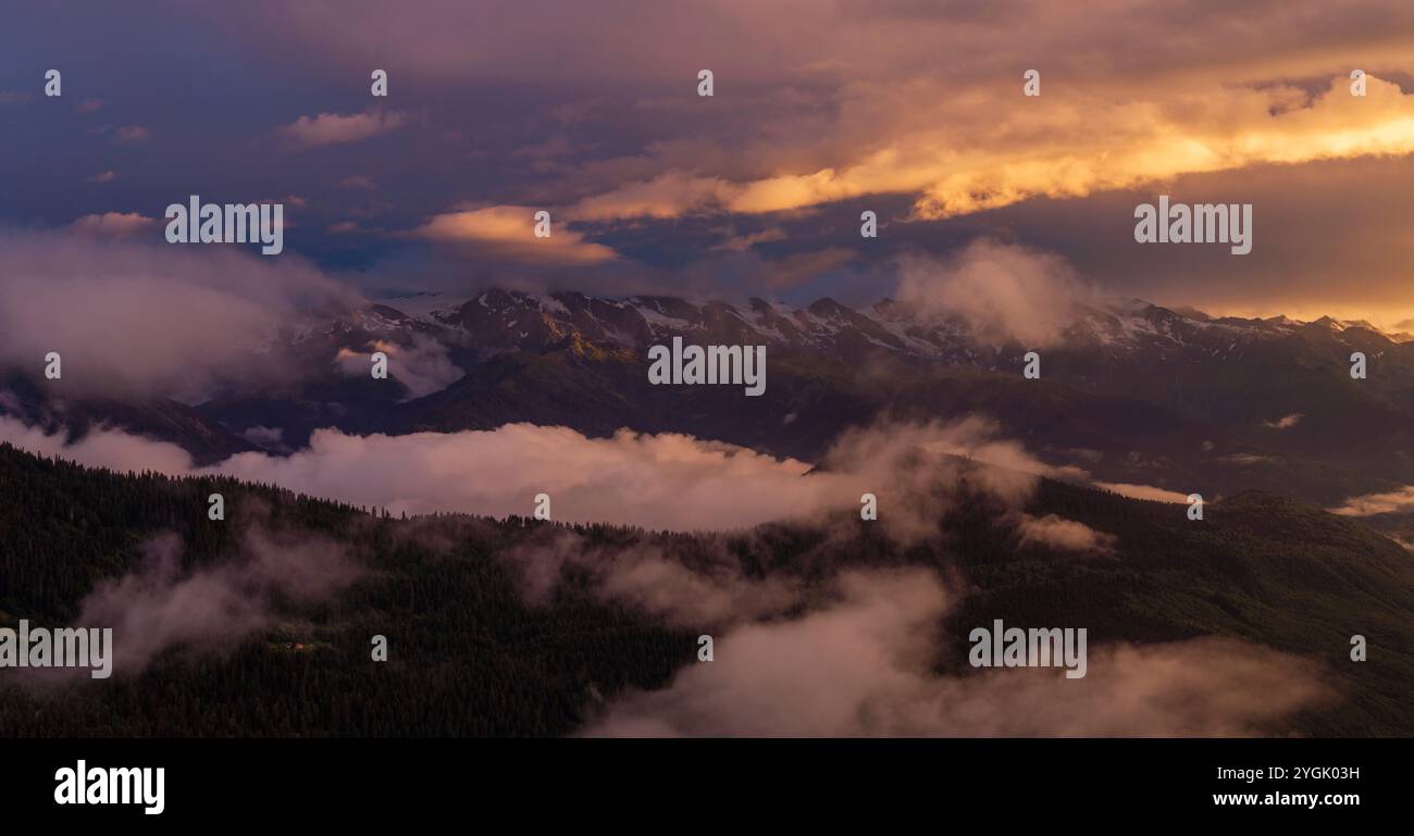 Bergpanorama in der Nähe von Ushguli, Mestia im Kaukasus, Georgien, Svaneti Region. Wandern und Trekking Domizile Stockfoto