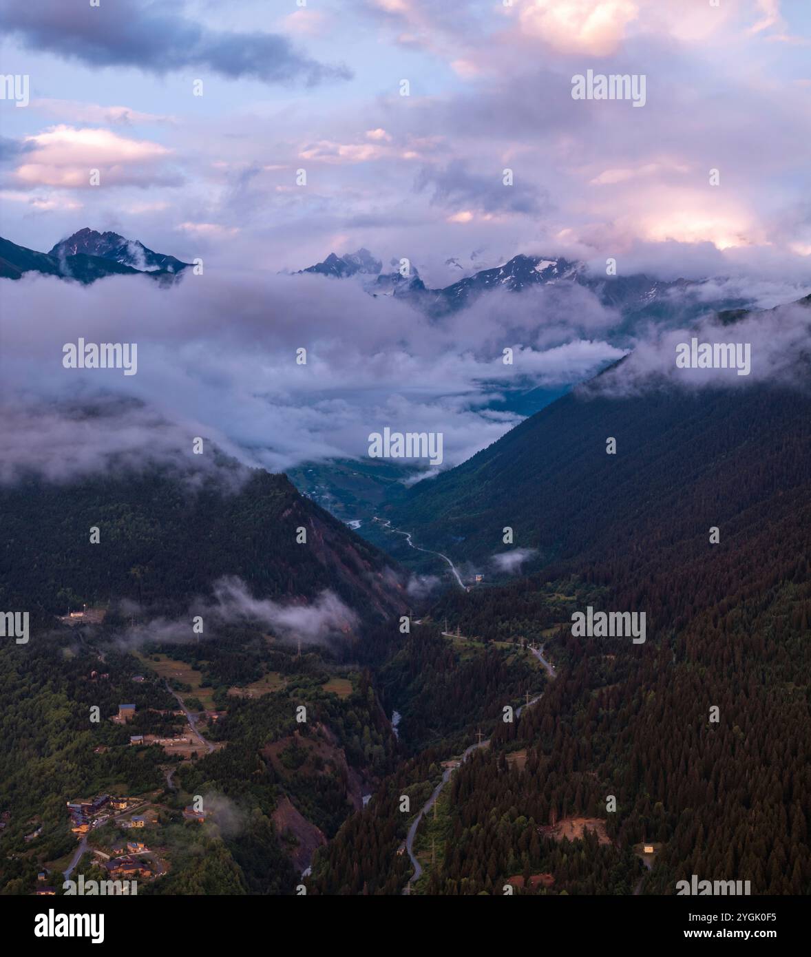 Bergpanorama bei Ushguli, Mestia im Kaukasus, Georgien (Svaneti-Region). Wandern und Trekking Domizile Stockfoto