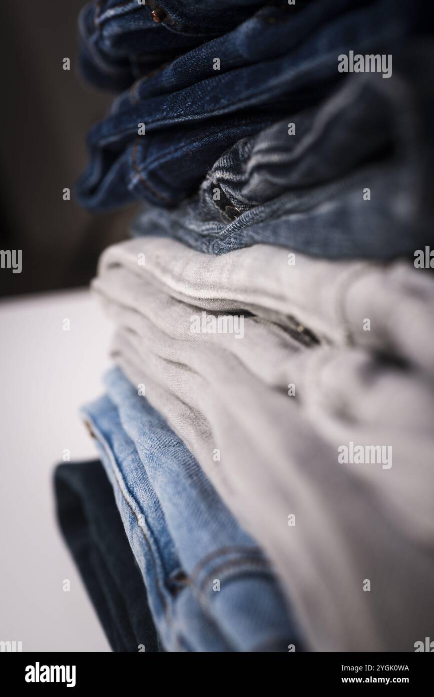 Blauer Denim als Hintergrund. Jeans-Textur oder Denim-Hintergrund. Denim-Jeans mit strukturiertem Hintergrund. Denim-Hintergrundstruktur für Design. Stockfoto