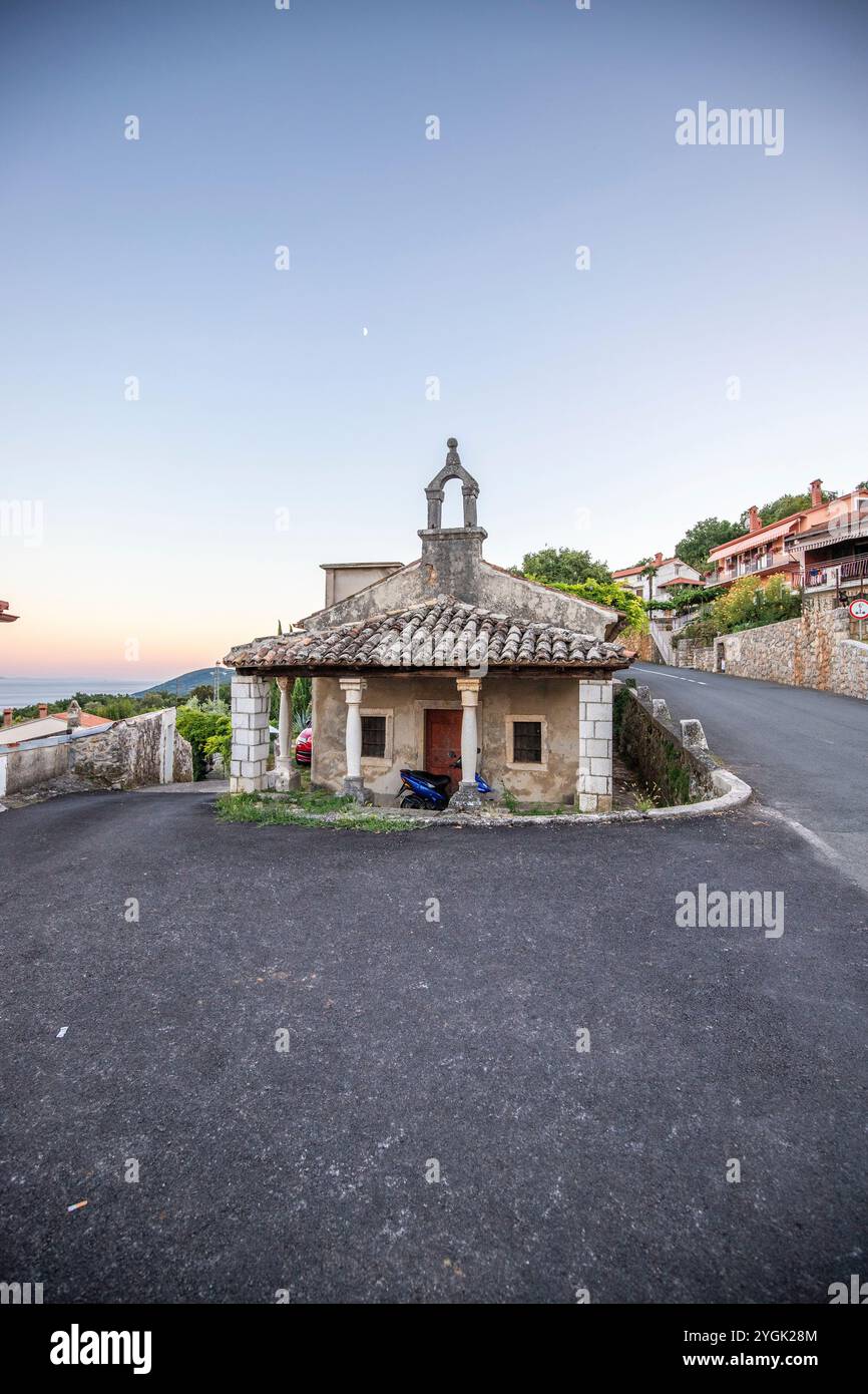 Altes, historisches, traumhaftes Bergdorf. Enge Gassen, alte Häuser in romantischer Umgebung. Wunderschön angelegtes Dorf mit kleinen Wegen und Plätzen Stockfoto