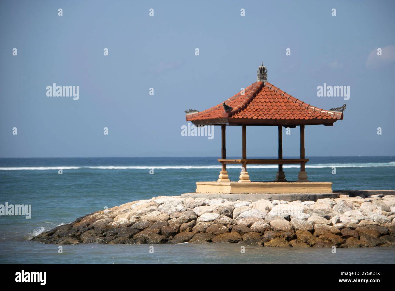 Fantastischer Sonnenaufgang am Strand mit kleinen Tempeln. Blick auf das Meer bis zum Horizont. Sanur, Bali, Indonesien Stockfoto
