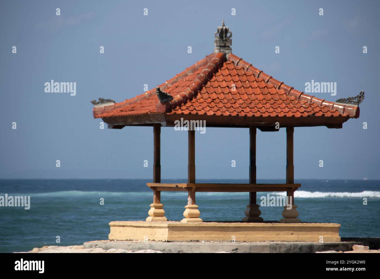 Fantastischer Sonnenaufgang am Strand mit kleinen Tempeln. Blick auf das Meer bis zum Horizont. Sanur, Bali, Indonesien Stockfoto