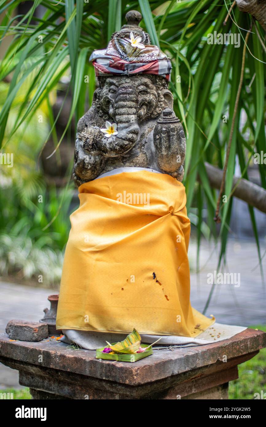 Tropischer Garten oder Park auf einer Insel. Große Statuen des hinduistischen Glaubens und zur Dekoration eines Innenraums. Bali, Indonesien Stockfoto Tropischer Garten oder Park auf einer Insel. Große Statuen des hinduistischen Glaubens und zur Dekoration eines Innenraums. Bali, Indonesien Stockfoto
