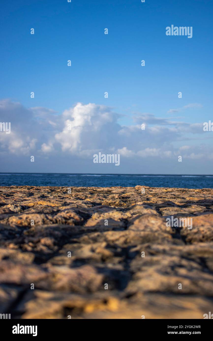 Fantastischer Sonnenaufgang am Strand. Blick auf das Meer bis zum Horizont. Sanur, Bali, Indonesien Stockfoto
