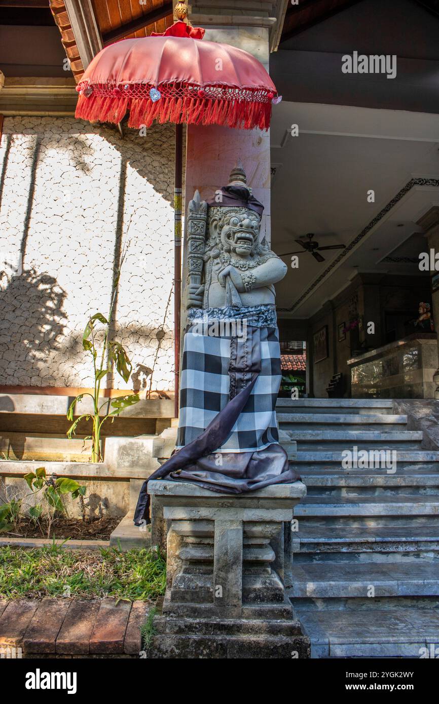 Tropischer Garten oder Park auf einer Insel. Große Statuen des hinduistischen Glaubens und zur Dekoration eines Innenraums. Bali, Indonesien Stockfoto Tropischer Garten oder Park auf einer Insel. Große Statuen des hinduistischen Glaubens und zur Dekoration eines Innenraums. Bali, Indonesien Stockfoto