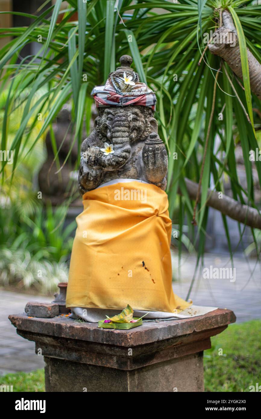 Tropischer Garten oder Park auf einer Insel. Große Statuen des hinduistischen Glaubens und zur Dekoration eines Innenraums. Bali, Indonesien Stockfoto Tropischer Garten oder Park auf einer Insel. Große Statuen des hinduistischen Glaubens und zur Dekoration eines Innenraums. Bali, Indonesien Stockfoto