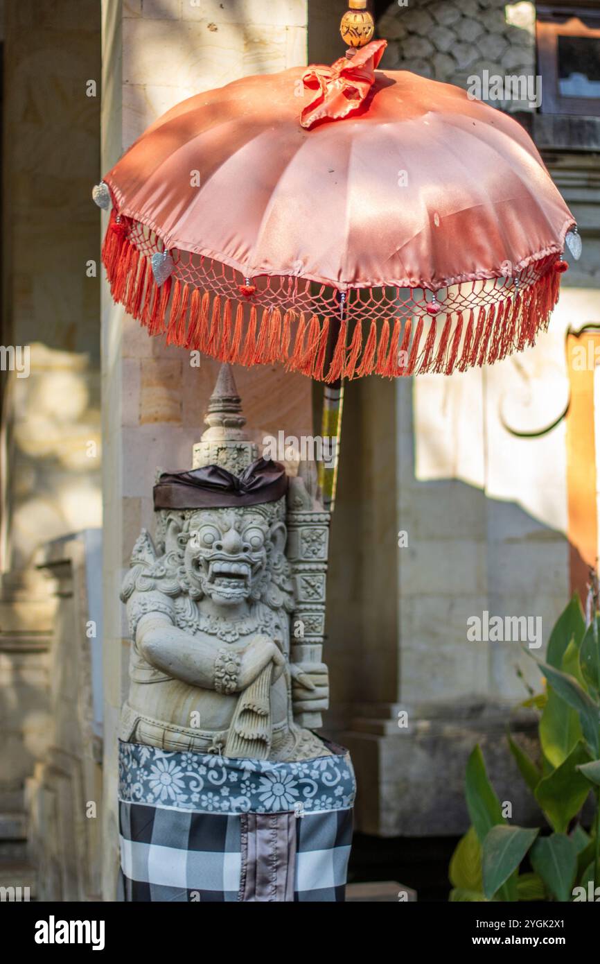 Tropischer Garten oder Park auf einer Insel. Große Statuen des hinduistischen Glaubens und zur Dekoration eines Innenraums. Bali, Indonesien Stockfoto Tropischer Garten oder Park auf einer Insel. Große Statuen des hinduistischen Glaubens und zur Dekoration eines Innenraums. Bali, Indonesien Stockfoto