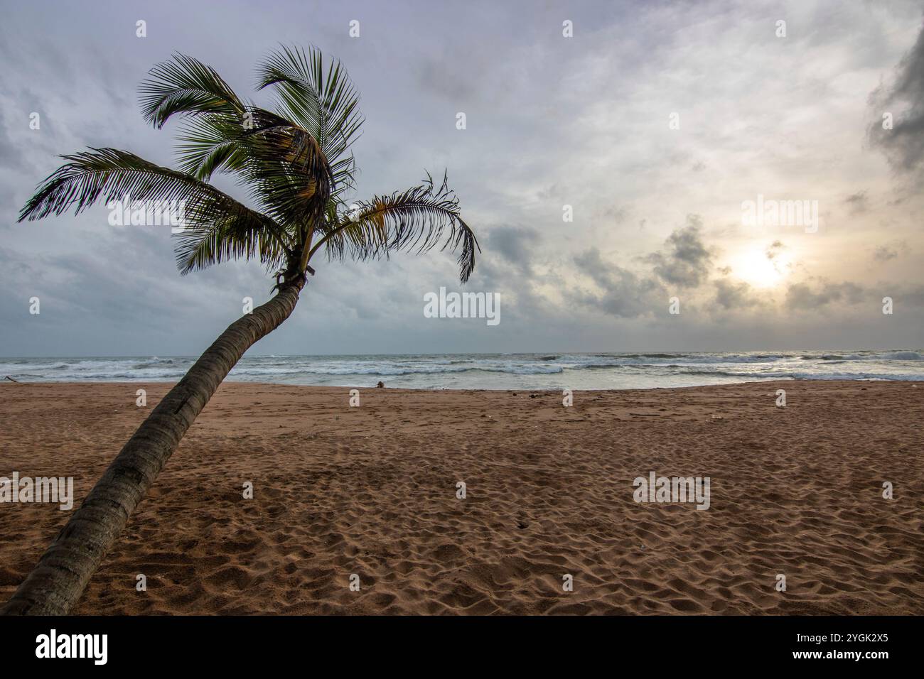 Fantastischer Sonnenaufgang auf einem Vulkan. Blick nach oben und in den Wolken auf die aufgehende Sonne und ins Tal. Landschaftsaufnahme auf Mount Batur, Bali, Indonesien Stockfoto