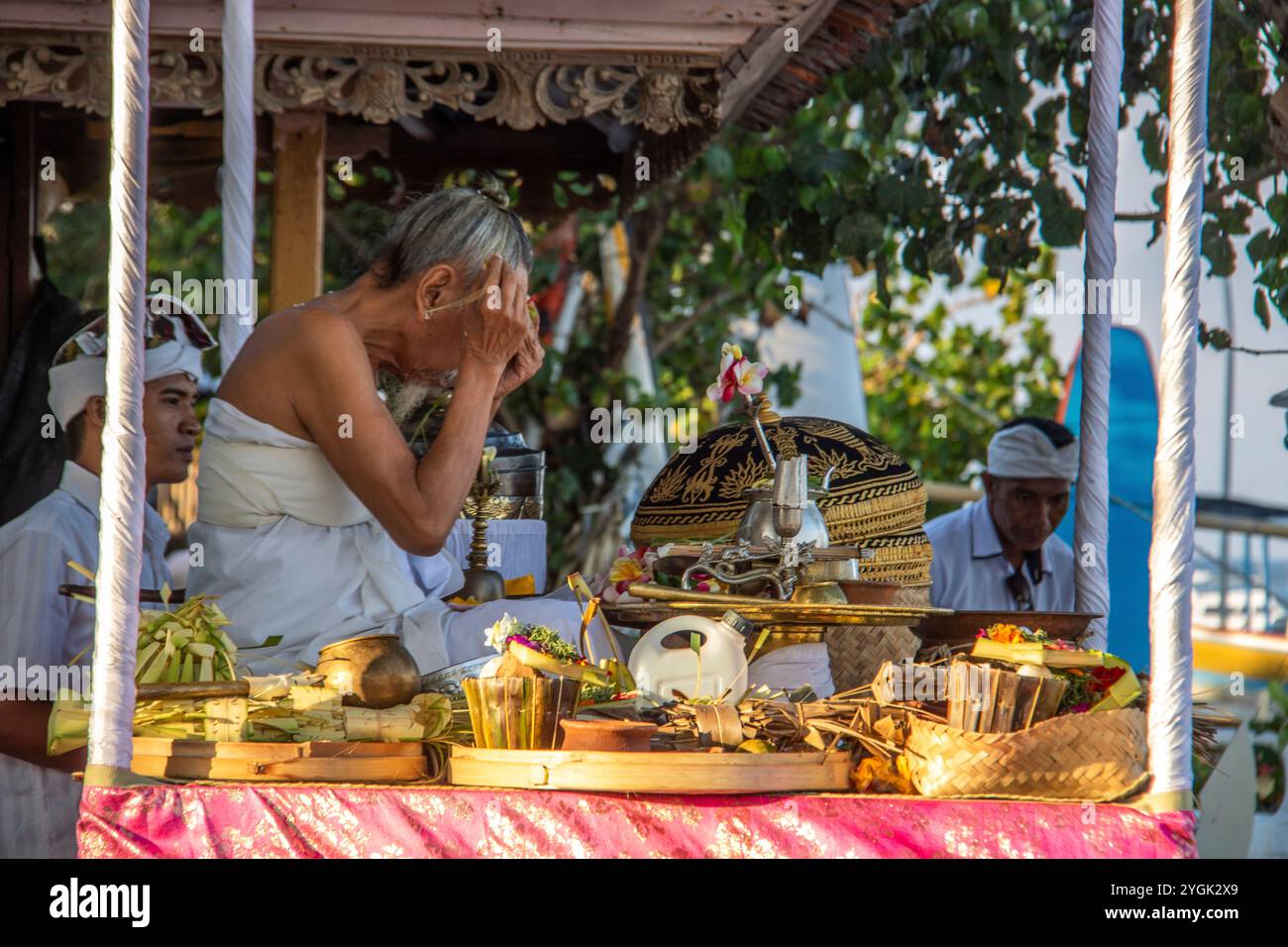 Zeremonie am Strand. Religiöse Zeremonie des hinduistischen Glaubens am Strand von Sanur, Bali, Indonesien Stockfoto