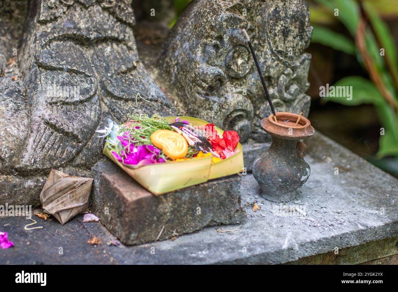 Tropischer Garten oder Park auf einer Insel. Große Statuen des hinduistischen Glaubens und zur Dekoration eines Innenraums. Bali, Indonesien Stockfoto Tropischer Garten oder Park auf einer Insel. Große Statuen des hinduistischen Glaubens und zur Dekoration eines Innenraums. Bali, Indonesien Stockfoto