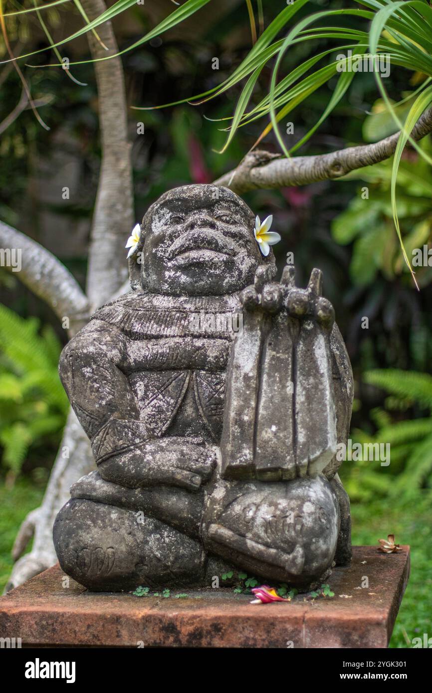 Tropischer Garten oder Park auf einer Insel. Große Statuen des hinduistischen Glaubens und zur Dekoration eines Innenraums. Bali, Indonesien Stockfoto Tropischer Garten oder Park auf einer Insel. Große Statuen des hinduistischen Glaubens und zur Dekoration eines Innenraums. Bali, Indonesien Stockfoto